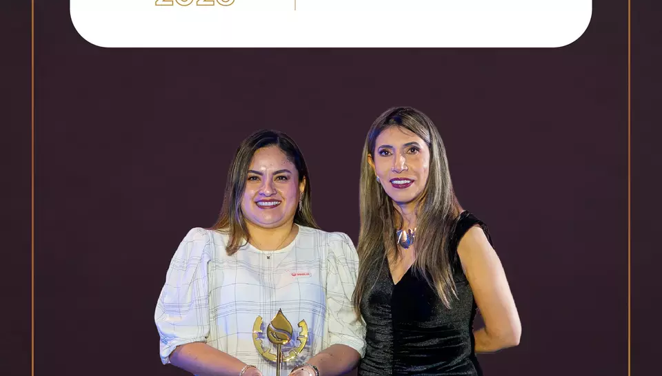 Representantes de Veolia tienen en sus manos el reconocimiento de Sello Empresa Hídricamente Responsable 2026 por su innovación en la detección de fugas de agua